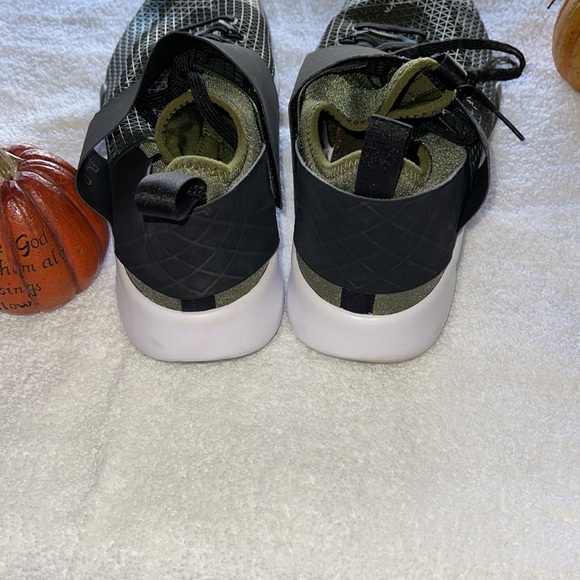 New without tags Nike trainers army green 8.5 - Picture 3 of 10